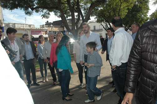 Marcos Peña recorrió plaza San Martín  y visitó a Ana Meiners en el Municipio
