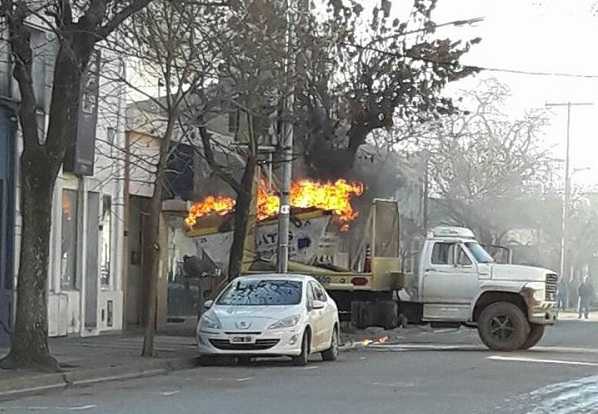 Incendio de volquete en calle rivadavia tuvo que accionar Bomberos Voluntarios de Esperanza
