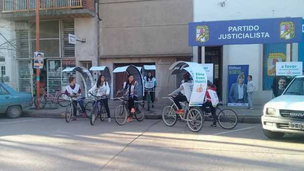 ELENA -KINEN A favor de una campaña más limpia y personal utilizan bicicletas