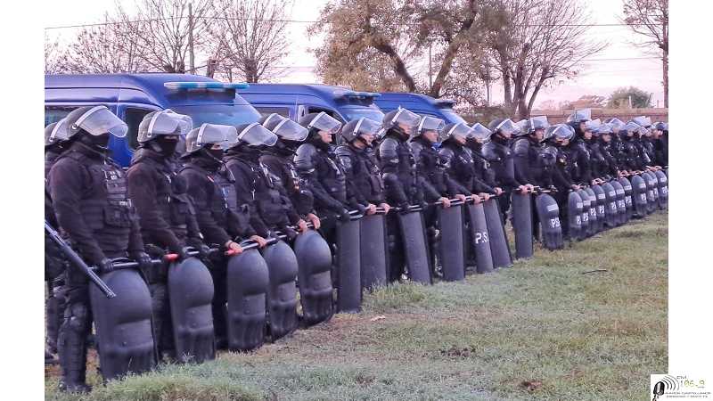 Gran represión de la policia a los empleados municipales de Las Rosas (ver video)