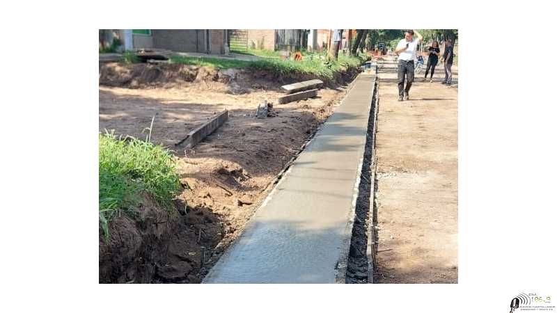 El personal municipal continúa con la obra de pavimento articulado en calle Sarmiento al 5000.