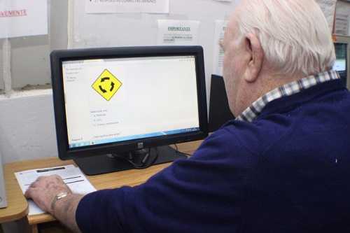 El Gobierno de Esperanza ya gestiona la automaticidad en la renovación del carnet de conductor para mayores de 65 años.