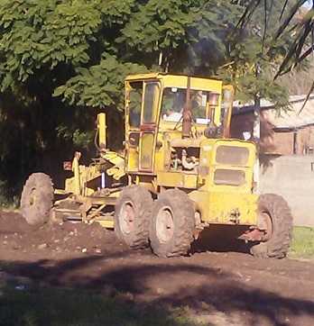 Empleados Municipales que estuvieron trabajando para arreglar la calle Balcarce esquina Estrada .&nbsp;
