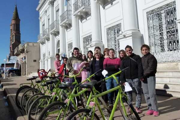 ( Sobre Ruedas) - Nueva entrega de bicicletas por parte de la Municipalidad de Esperanza