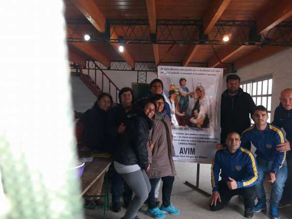 Peña Boca Jrs Flaco Schiavi de Esperanza realizó venta pollos a Beneficio de AVIM