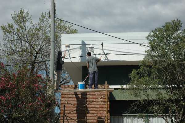 Terminal de colectivos de Esperanza se esta pintando en distitos sectores