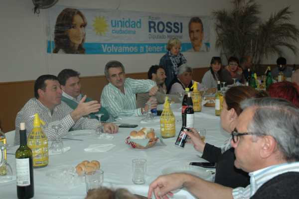 Agustin Rossi almorzó con un grupo de allegados antes de ir a la plenaria en San Jeronimo Norte