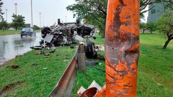 Una camioneta impactó contra una columna y quedó prácticamente destrozada en Santa Fe