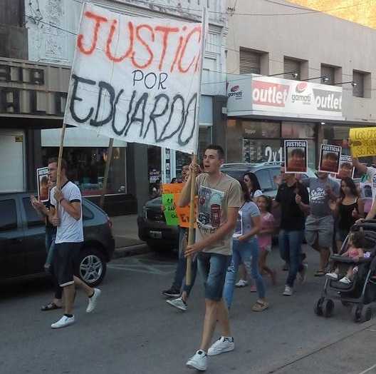 En la tarde de este Domingo ,en plaza San Martín , familiares,amigos y conocidos de Eduardo Wabek marcharon reclamando justicia.