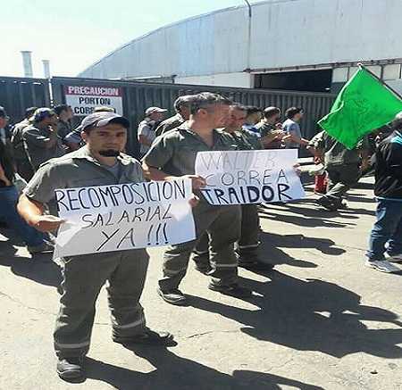Frente a Empresa SADESA en Esperanza protestaban los empleados esta mañana