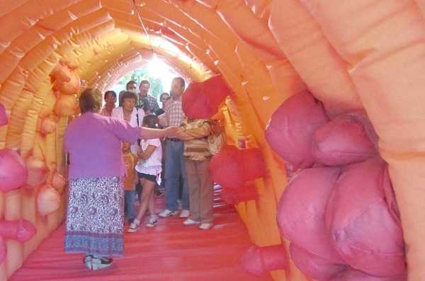 Domingo 17 de marzo, de 16 a 19 hs. en Plaza San Martin se armará un Colon gigante Inflable para su paseo interior