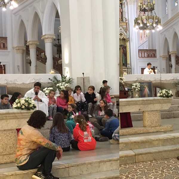 Domingo de la Divina Misericordia, hermosa misa del padre Federico Correa y rodeados de pequeños