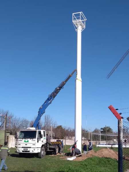Asoc Dep Juventud recibió y se colocan las nuevas torres de iluminación en campo de deporte