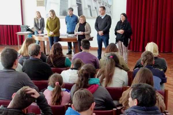 Entrega de Becas de Estudio en el Salón Blanco