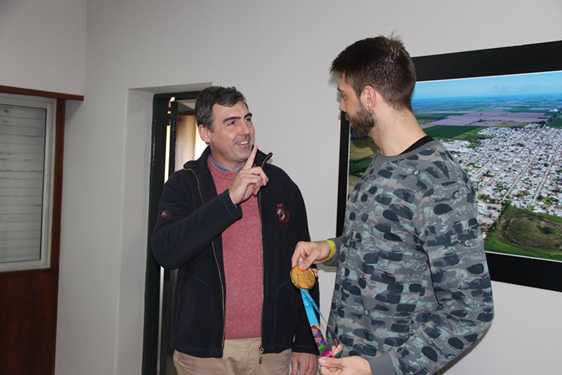 Facundo Imhoff luego de haber obtenido la medalla de oro en los Juegos Panamericanos de Lima 2019 en Perú con la Selección Nacional de Volleyball.