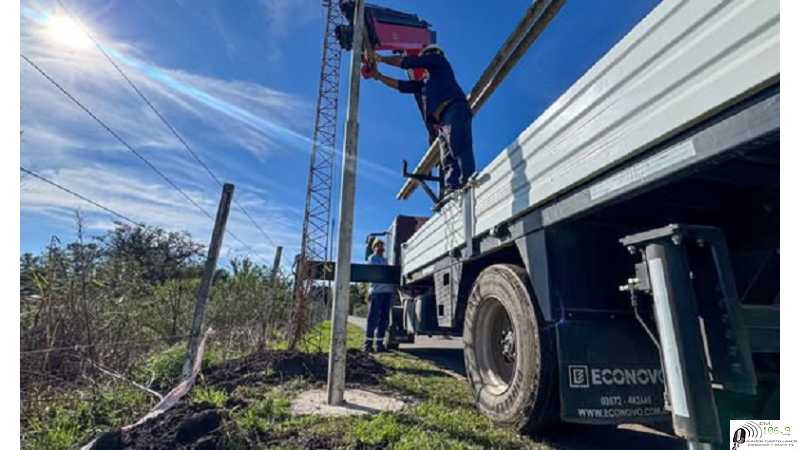 Estamos colocando nuevas columnas de alumbrado LED en el ingreso a la Escuela Granja