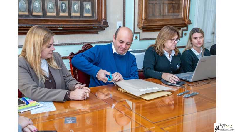 La municipalidad licitó la compra de un camión con grúa articulada y un camión regador 0 km