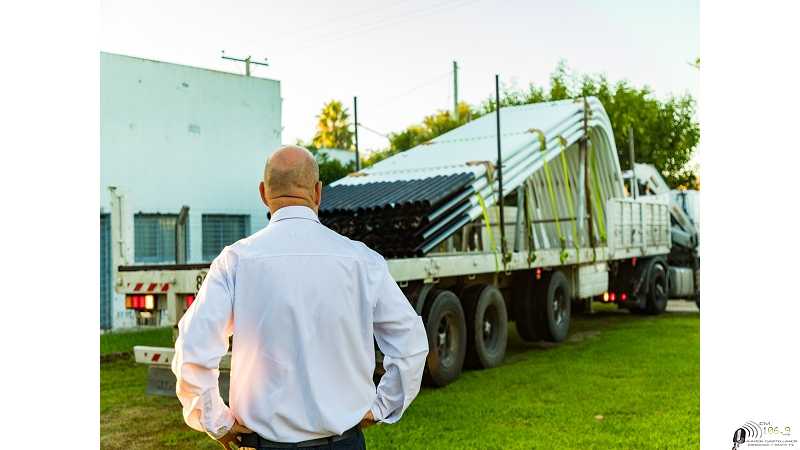 Llegaron 75 nuevas columnas de alumbrado que en los próximos días instalaremos en el barrio Unidos