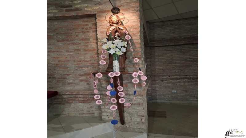 Capilla San Cayetano rosario realizado por niños y papás de catequesis en cada cuenta una rosa y peticiones