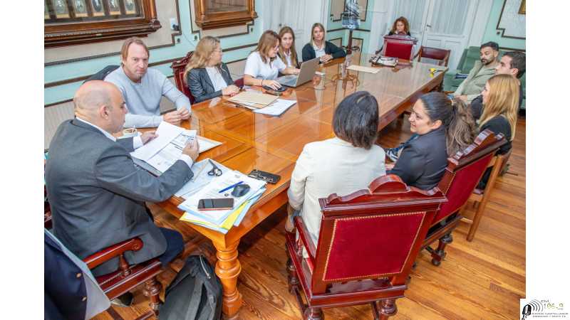 El intendente Rodrigo Müller encabezó la apertura de sobres para la compra de 45 columnas dobles de alumbrado público