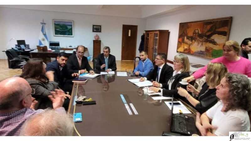 Jorge Henn Junto a colegas de ADPRA, con el secretario de Energía de la Nación, Eduardo Rodríguez Chirillo.