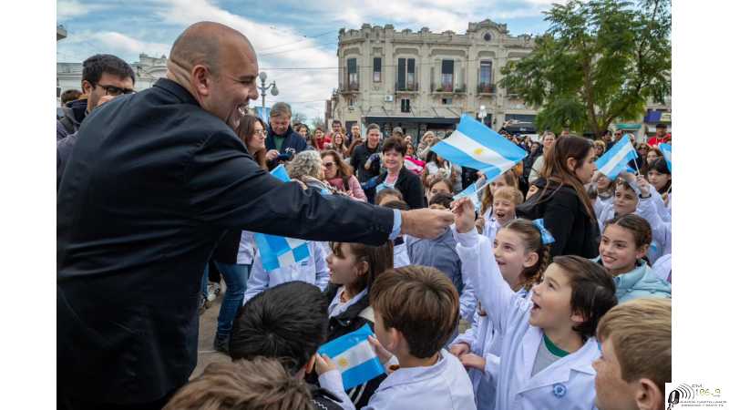 Hoy honramos a nuestra bandera, símbolo de nuestra historia y nuestros sueños compartidos (VER 16 FOTOS)