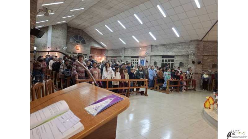 Celebración de Pentecostes en Capilla San Cayetano ( ver 38 fotos)