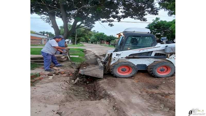Personal municipal trabajaron en calle Estrada, de Soler al norte, realizando tareas de limpieza y perfilado de cunetas